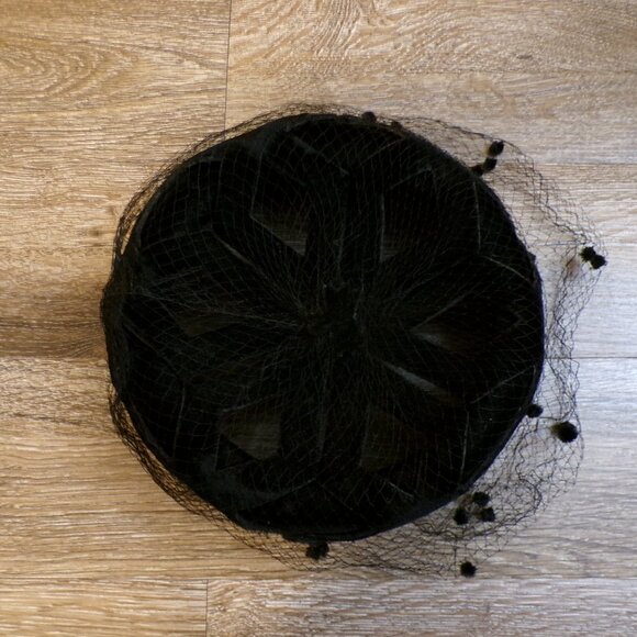 Women's Vintage Fascinator Hat Plush Black with Lace Veil and Open Crown - Picture 11 of 13